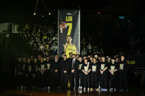 ▲林書豪 今（28）日於新莊體育館舉行引退儀式，他和國王全隊進行合影。（圖／記者林柏年攝）