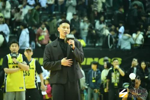 ▲儀式上，林書豪首次以中文長時間分享心路歷程，感謝球團、隊友、家人與球迷的支持，也回顧生涯高低起伏，從NBA、CBA到回到台灣職籃的點滴。（圖／記者林柏年攝）