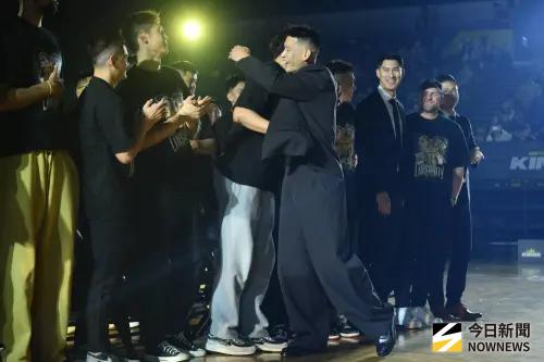 ▲林書豪球衣退休儀式吸引滿場6500名球迷到場見證，賽後記者會更湧入超過50名媒體記者。（圖／記者林柏年攝）