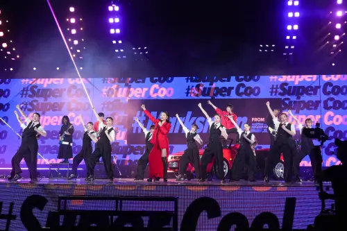 ▲五月天《回到那一天》巡迴演唱會到台中，今晚的特別來賓是他們的師妹丁噹，勁歌熱舞超嗨。（圖／相信音樂提供）