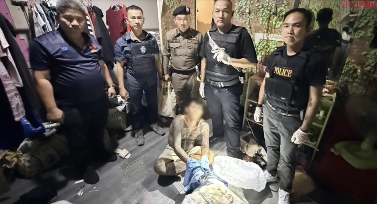 ▲泰國警方在曼谷一處出租套房內查獲改造槍枝與爆裂物，當場逮捕1名涉嫌策畫報復行動的柬埔寨籍男子。（圖／Khaosod）