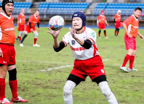 ▲第六屆元坤盃國際大專七人制橄欖球邀請賽28日在台北田徑場圓滿落幕，創辦人杜元坤院長長青OB組比賽，展現出熱愛橄欖球的熱情與活力。(圖／元坤運動文創產業有限公司提供)