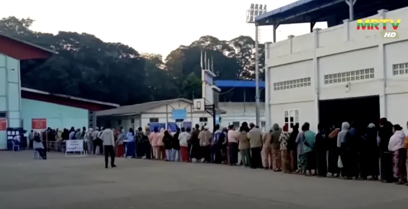 ▲緬甸在軍政府主導下展開分階段投票，但多處投票所人潮冷清，前往投票者以年長選民為主，年輕世代人數稀少。（圖／路透社／達志影像）