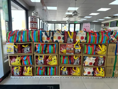 ▲有全家門市已經貼出公告「選好下手！勿踹摸」，明確指出購買福袋不得動手觸摸。（圖/Threads）