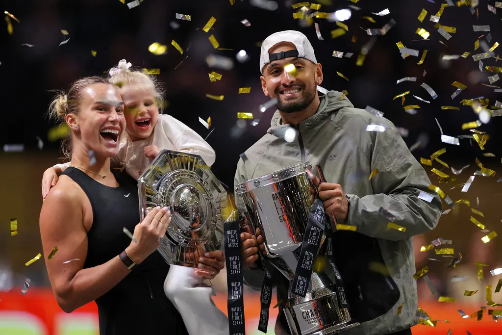 ▲澳洲網球名將基里奧斯（Nick Kyrgios）（右）與世界球后莎巴蓮卡（Aryna Sabalenka）（左）在杜拜舉行的「性別大戰」表演賽中開心互動。基里奧斯最終以直落二獲勝，兩人賽後在網前擁抱致意。（圖／美聯社／達志影像）