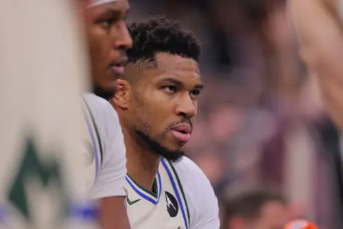 NBA／字母哥怒了！打斷記者發問　嚴正警告：別再問我我是否離隊
