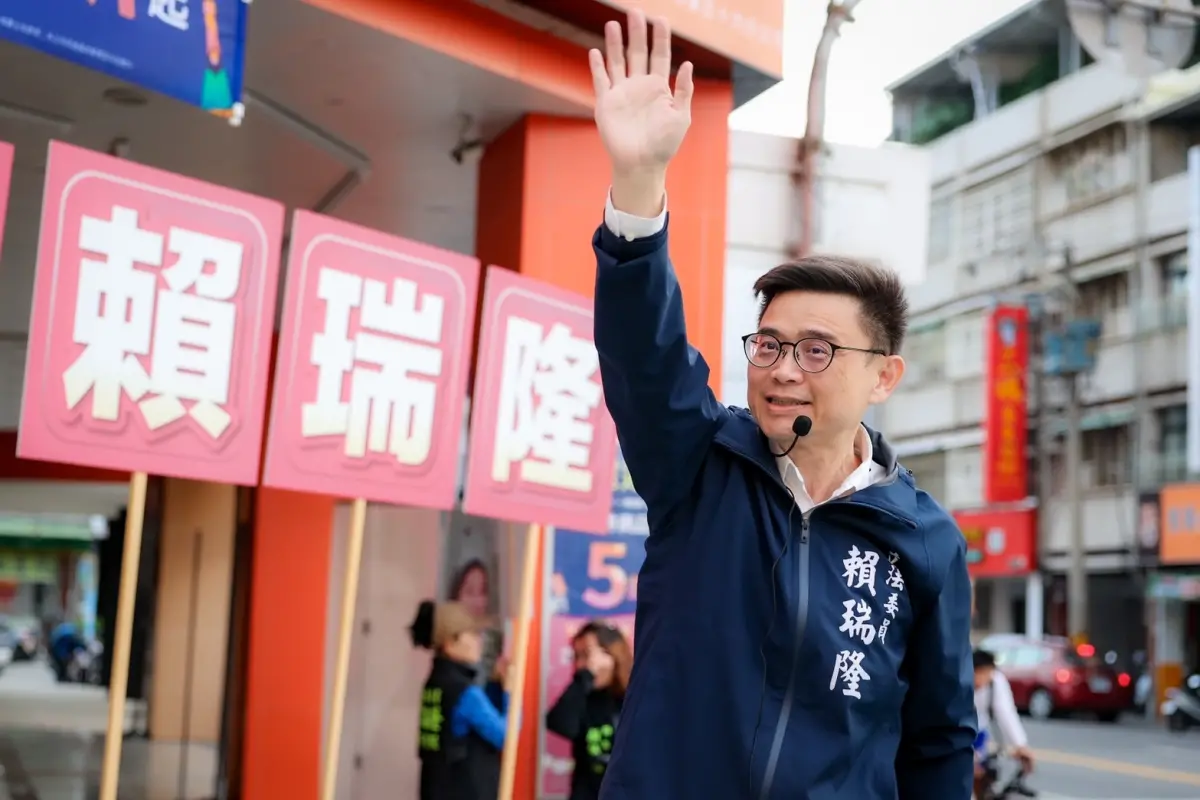 ▲民進黨高雄市長初選進入關鍵倒數，立委賴瑞隆今（29）日清晨在鳳山區五甲二路與自強二路口，向市民問早致意。（圖／民進黨高雄市長初選參選人賴瑞隆提供）