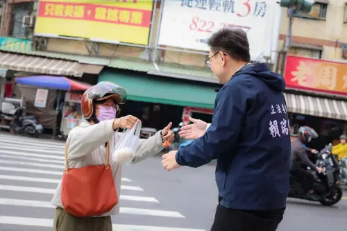 ▲路過民眾熱情向賴瑞隆打招呼。（圖／立委賴瑞隆辦公室提供）