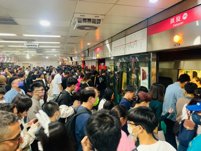 ▲12月31日高雄捷運延長營運至翌日凌晨2:00，高雄輕軌延長營運時間至翌日凌晨1:30。（圖／高雄捷運提供）