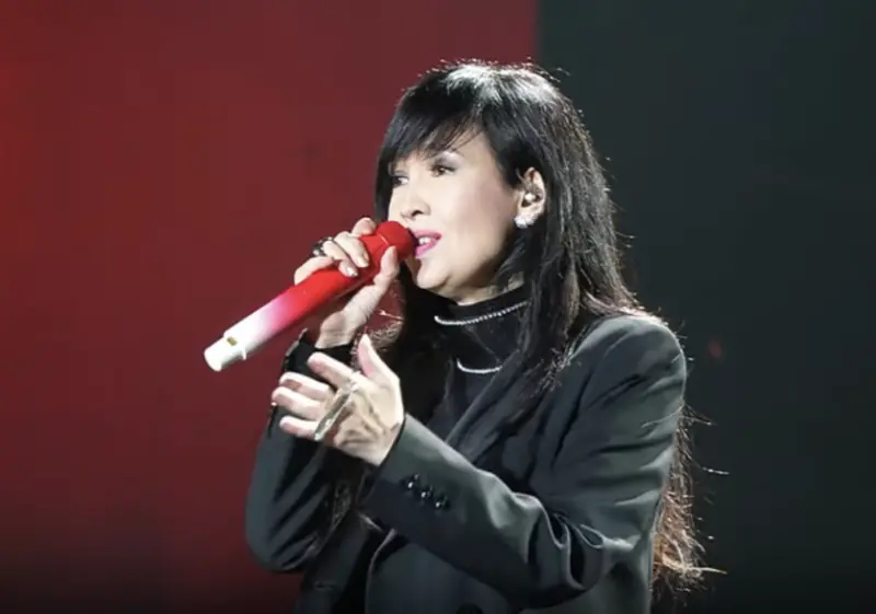 ▲58歲周慧敏近日演唱時被拍到驚現雙下巴！昔日有「玉女掌門人」稱號的她，更有需要旁人攙扶上台的幕後影片流出，健康狀況引發網友憂慮。（圖／摘自小紅書）