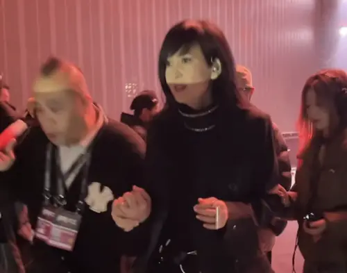 ▲周慧敏（中）近日演唱時被拍到需要旁人攙扶上台的畫面，粉絲怕她累壞了，希望她能好好休息。（圖／摘自小紅書）