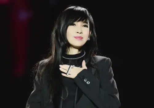 ▲大家印象中的周慧敏是畫面中這樣凍齡的美麗模樣，可是實際上現場拍攝角度的不同，她就未必如此完美。（圖／摘自 IG@vivianchowwaiman）