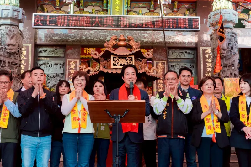 ▲總統賴清德（中）28日前往彰化縣溪湖鎮參香祈福，當眾向選民喊話全力支持陳素月（左3）。（圖／翻攝自陳素月臉書）