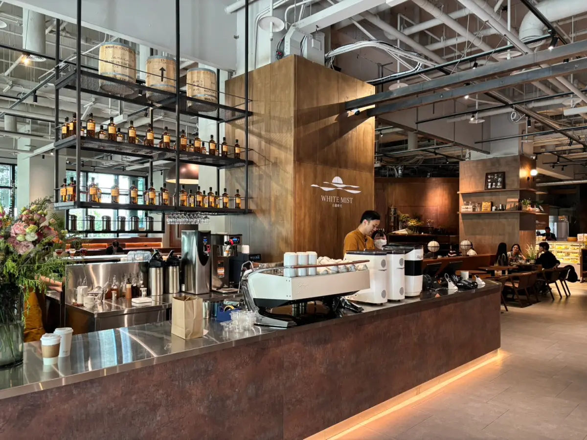 ▲路易莎集團旗下新品牌「白霧時光」正式亮相，以咖啡為主軸外，搭配早午餐、晚餐、麵包、糕點等，提供複合式餐飲。（圖／記者張志浩攝）