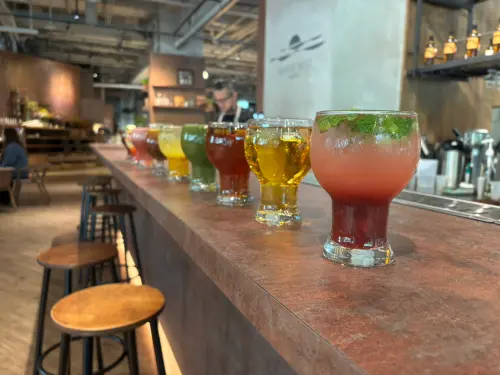 ▲白霧時光採用雙面吧台配置，將咖啡與其它茶飲的製作區獨立區分。（圖／記者張志浩攝）