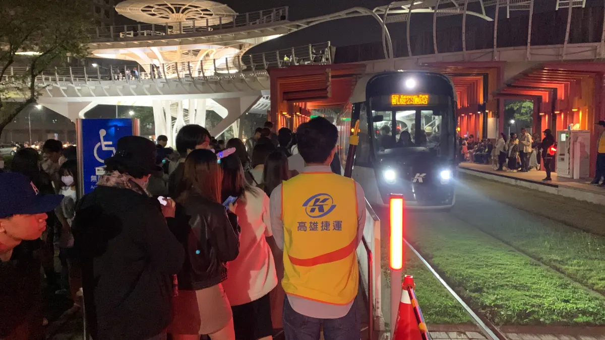 ▲12月31日高雄捷運延長營運至翌日凌晨2:00，高雄輕軌延長營運時間至翌日凌晨1:30。（圖／高雄捷運提供）