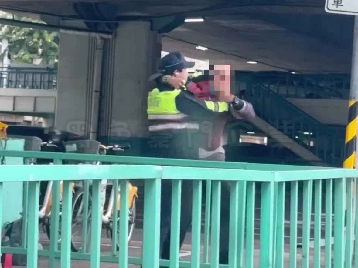 ▲台北市中山區一名賣玉蘭花的俞姓男子和員警當街發生衝突。（圖／翻攝畫面）