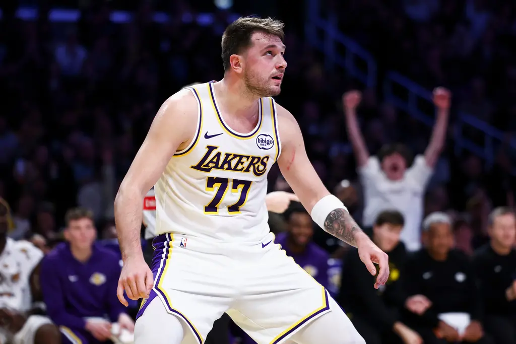 ▲唐西奇（Luka Doncic）上場33分鐘就狂砍34分、5籃板與7助攻，率領湖人125比121狂電國王，終止近期一波3連敗小低潮，下場將在主場迎戰東區王者活塞。（圖／美聯社／達志影像）