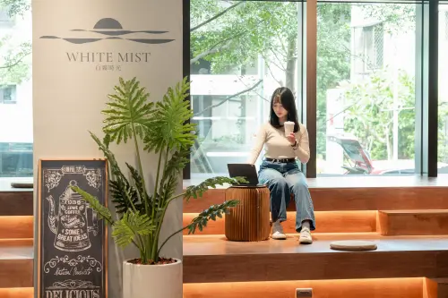 ▲白霧時光將空間分為餐桌區和時光區，可依用餐或生活等不同需求選擇。（圖／路易莎集團提供）