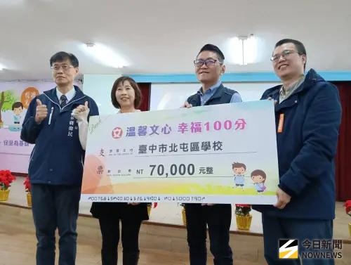 ▲四維國小校長黃翠琴感性表示，這筆助學金堪稱一場「及時雨」(圖／柳榮俊攝2025.12.29)