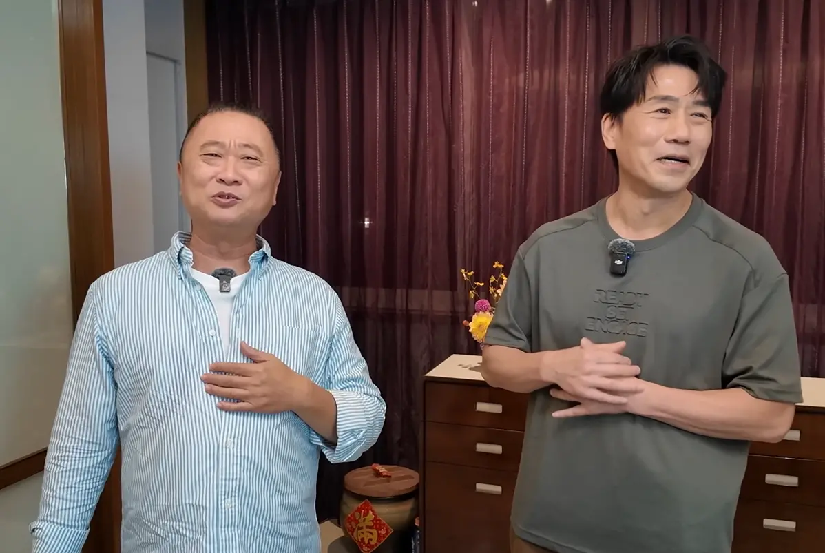 ▲羅時豐（右）日前邀請邰智源（左）到家中作客，在YouTube頻道公開自家奢華豪宅，內部裝潢讓邰智源也嚇壞，笑虧羅時豐是有錢人：「可見以前秀場真的很好賺」。（圖／大牛比較攬YouTube） 