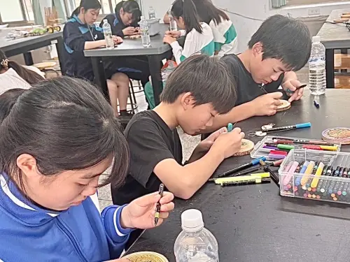 ▲日本東京都八王子市教育代表團訪問高雄市壽山國中，八王子師生們除了入班學習，也體驗少有的戶外高低空探索課程。（圖／高市府教育局提供）