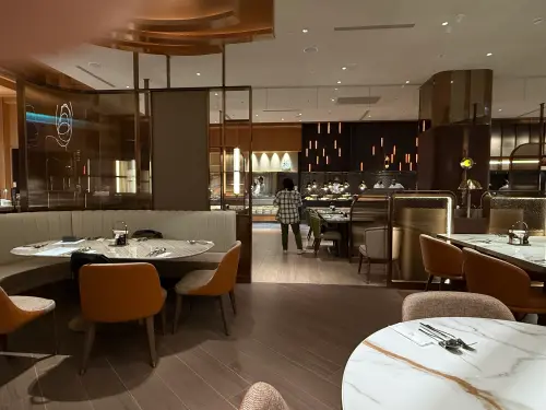 ▲最難訂位吃到飽「島語」自助餐廳開設桃園台茂店，今（29）日開幕。（圖／記者葉盛耀攝）