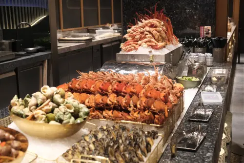 ▲島語必吃的菜色包含雪蟹腳、沙公等海鮮。（圖／記者葉盛耀攝）