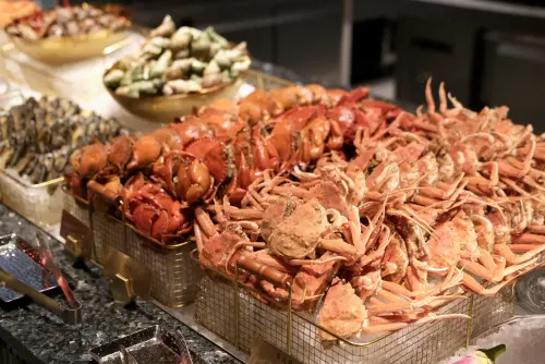 ▲島語必吃的菜色包含多樣海鮮，新菜色則有雪蟹腳、沙公等。（圖／記者葉盛耀攝）