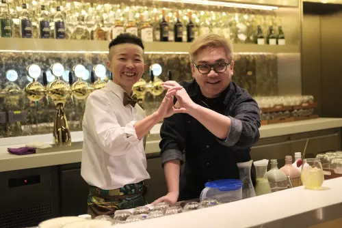 ▲島語桃園店同樣與亞洲50大酒吧Bar TCRC主理人阿翔（右）合作。（圖／記者葉盛耀攝）