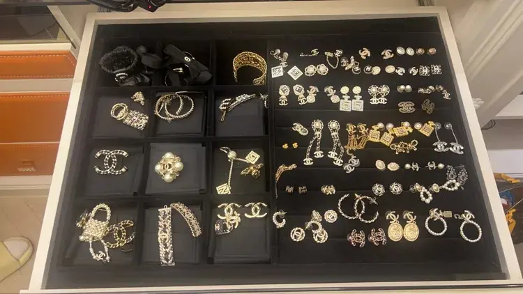 ▲ 蔡政宜家中搜出的名牌飾品。（圖／橋檢提供）