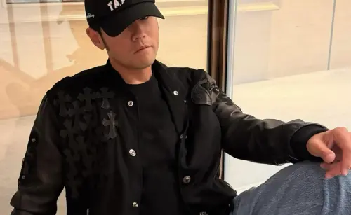 周杰倫穿牛仔褲坐地上！天王另類炫富　粉絲驚呆：這件要600多萬
