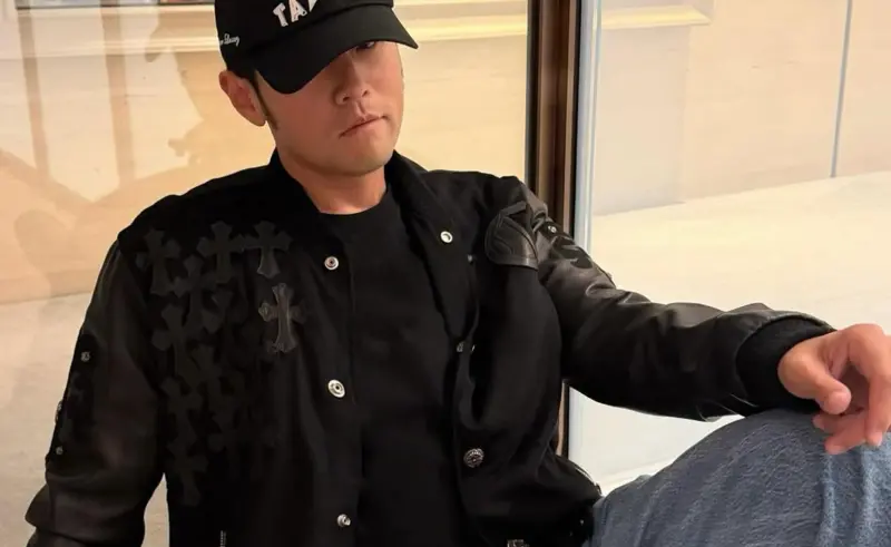 周杰倫穿牛仔褲坐地上！天王另類炫富　粉絲驚呆：這件要600多萬