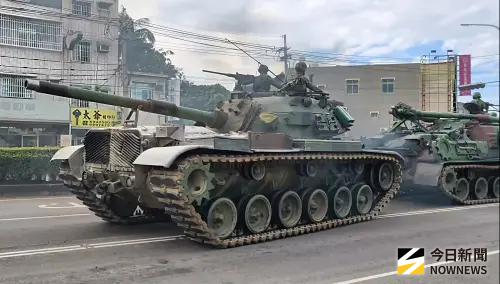 ▲564旅CM-11戰車執勤途中引擎冒白煙，官兵立即依標準程序應處，並使用滅火器自行撲滅，未造成人員受傷。（圖／記者莊全成攝，2025.12.29）