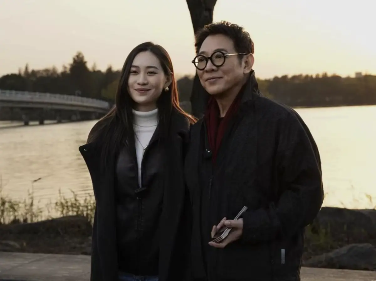 ▲李連杰（右）曾送長女134萬電動車當結婚禮物，小女兒（左）要他記住，對4個女兒都要公平，顯然4千金的老爸難為，每個都必須要一視同仁。（圖／摘自微博）