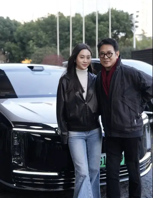 ▲李連杰（右）曾送長女134萬電動車當結婚禮物，小女兒（左）要他對4個女兒都公平，看來也想要收到自己的那部車。（圖／摘自微博）