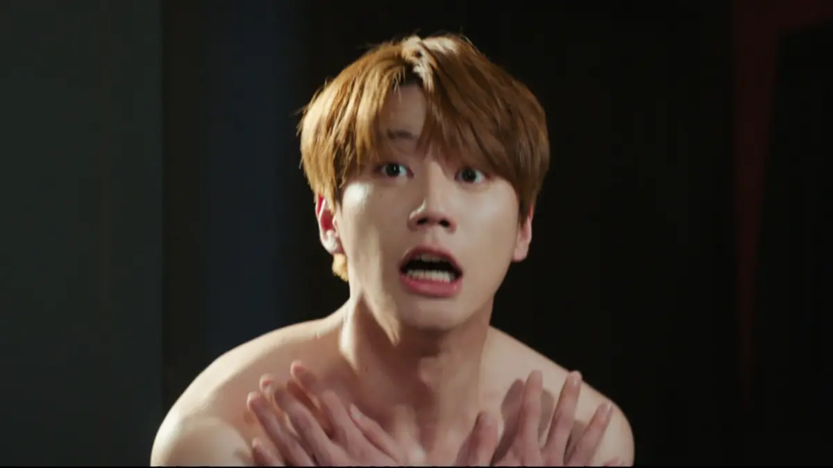 ▲李濬榮《特務不受控》超狼狽，進組第一場戲就被迫脫光。（圖／中天娛樂台）