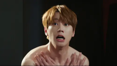 「IU前男友」李濬榮拍喜劇第1天就被強迫脫光　赤裸狼狽模樣公開
