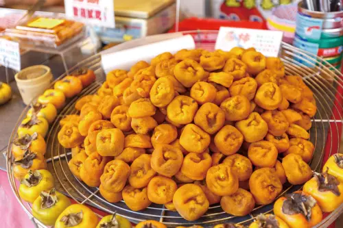 ▲北埔老街在地販售的甜點眾多，包含傳統的草仔粿、豆花、杏仁茶皆有，還能買到柿餅、芋頭餅、蕃薯餅等當作伴手禮。（圖／參山國家風景區管理處trimt-nsa.gov.tw）