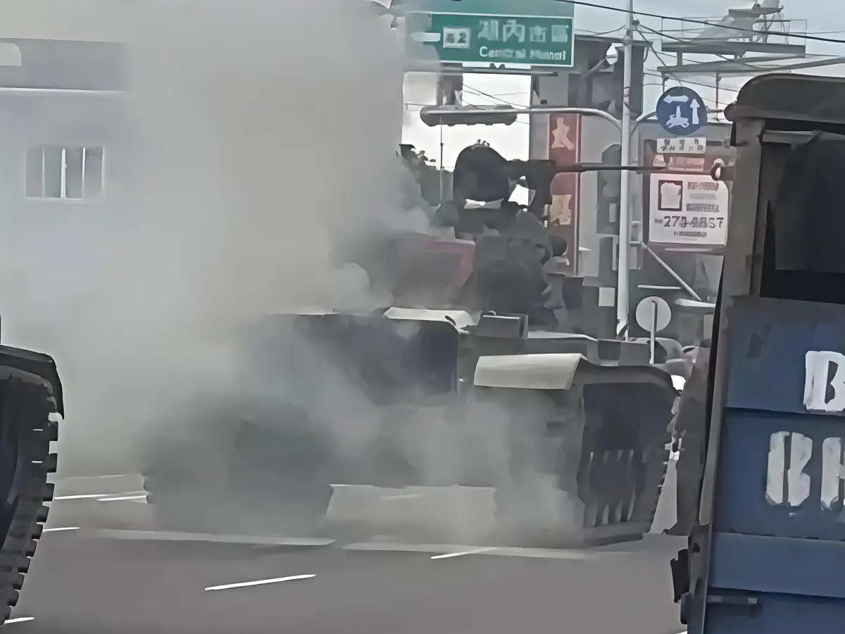 ▲高雄湖內區街頭CM-11戰車冒白煙引關注，陸軍第八軍團證實為引擎異常。（圖／記者莊全成翻攝）