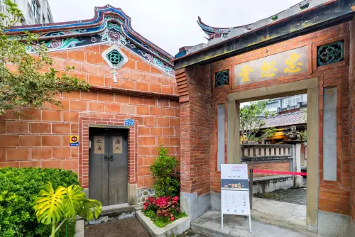 ▲北埔老街是全台古蹟密集度最高的老街，短短200公尺就聚集7座古蹟，街區還可以看見大量紅磚老屋與復古木窗，且幾乎沒有連鎖商店進駐。（圖／參山國家風景區管理處trimt-nsa.gov.tw）