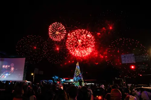 ▲水里歲末演唱會，大咖接力演出外，再祭 震撼 550 秒高空煙火秀與首次亮相的「冷光煙火」，陪同遊客一起迎接 2026，（圖／水里鄉公所提供）