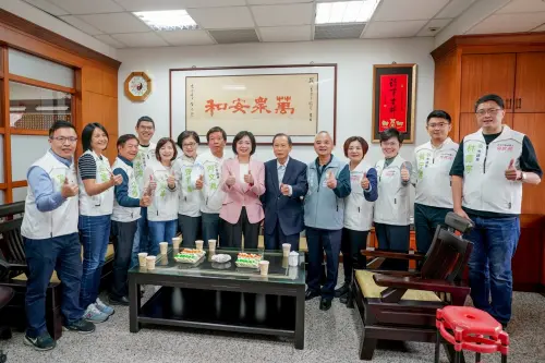 ▲民進黨公職人員陪立委何欣純拜會南屯萬和宮董事長蕭清杰。（圖／何欣純服務處提供，2025.12.29）