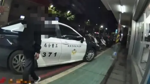 ▲太危險！三重男違規過馬路挨罵　下秒「當街趴引擎蓋」被甩飛在地。（圖／翻攝畫面）