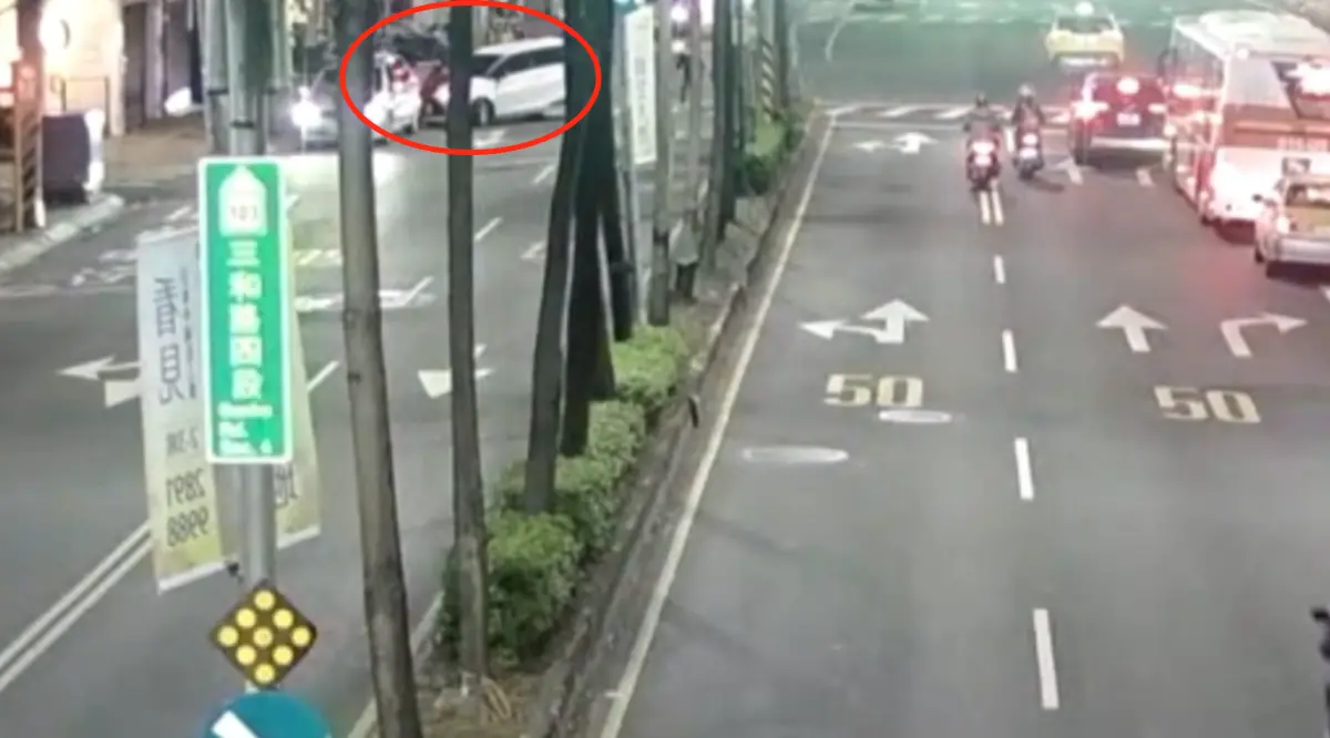 ▲58歲林姓男子違規過馬路被嗆，情緒失控爆發衝突當街趴在引擎蓋上。（圖／翻攝畫面）