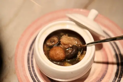 ▲佛跳牆結合多種海味與頂級食材的經典佳餚，在去年十大年菜排行榜中曾高居第二名。（圖／記者葉盛盛耀攝）