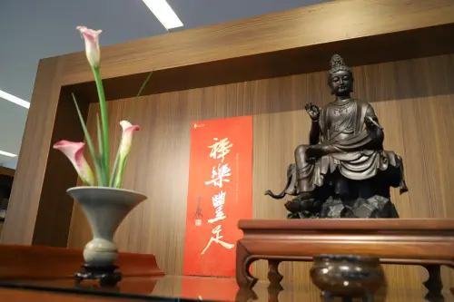 ▲法鼓山「祥樂豐足」春聯實際掛上的模樣。（圖／法鼓山）