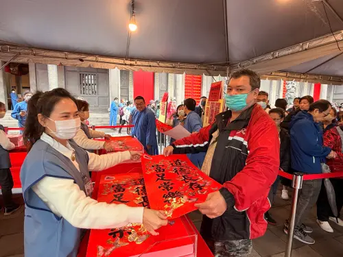 ▲台北行天宮則是從今（29）日就開始發放春聯，上午就吸引大批民眾排隊等待領取。（圖／行天宮）