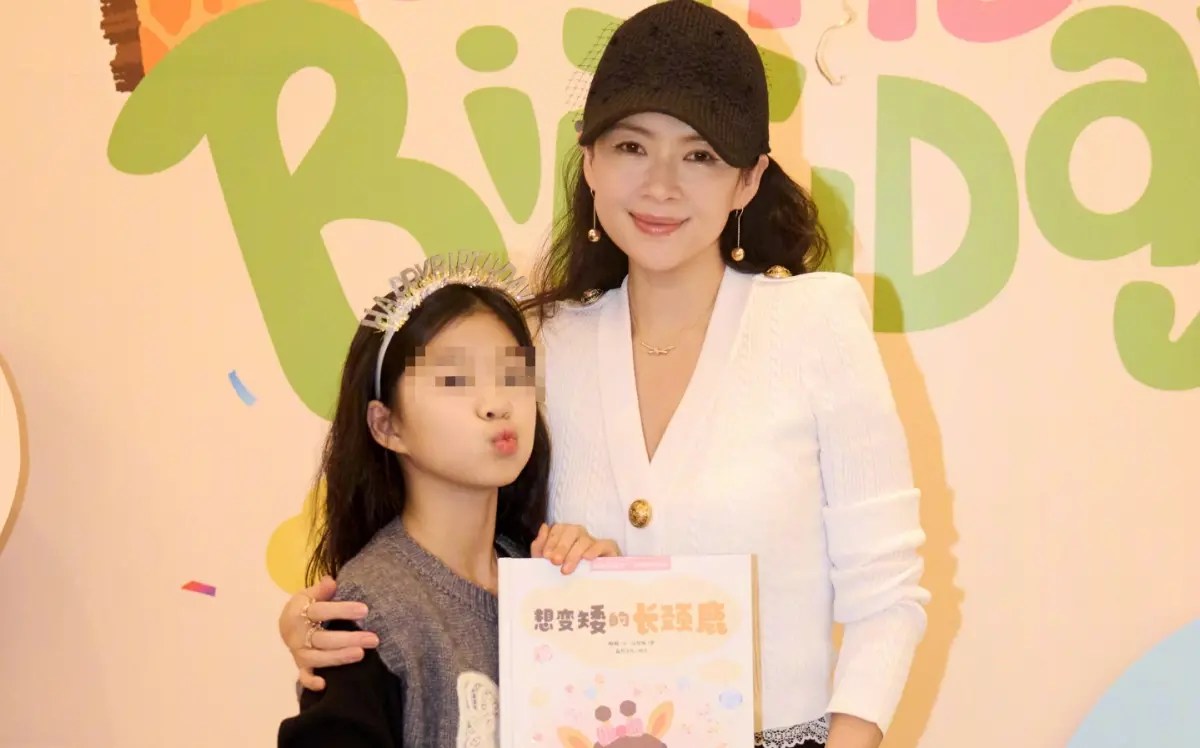 ▲章子怡（右）、汪峰的女兒醒醒（左）10歲了。章子怡昨日曝光幫女兒慶生的照片，更透露女兒即將出書的消息，讓醒醒被稱讚是「最強星二代」，漂亮臉蛋也不輸影后媽媽。（圖／微博＠章子怡）