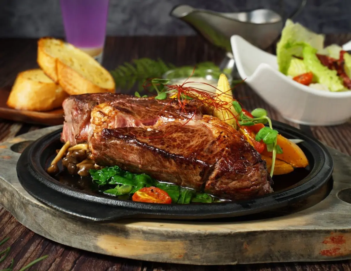 ▲營業40多年的基隆老字號牛排「華星牛排館」，公告由於人力不足，將於明年1月1日開始暫時歇業。（圖／翻攝華星牛排館臉書www.facebook.com/h.steak/）